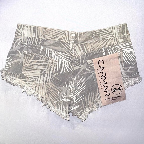 Palm tree print mid rise micro cutoff shorts in greys and white - Picture 2 of 4